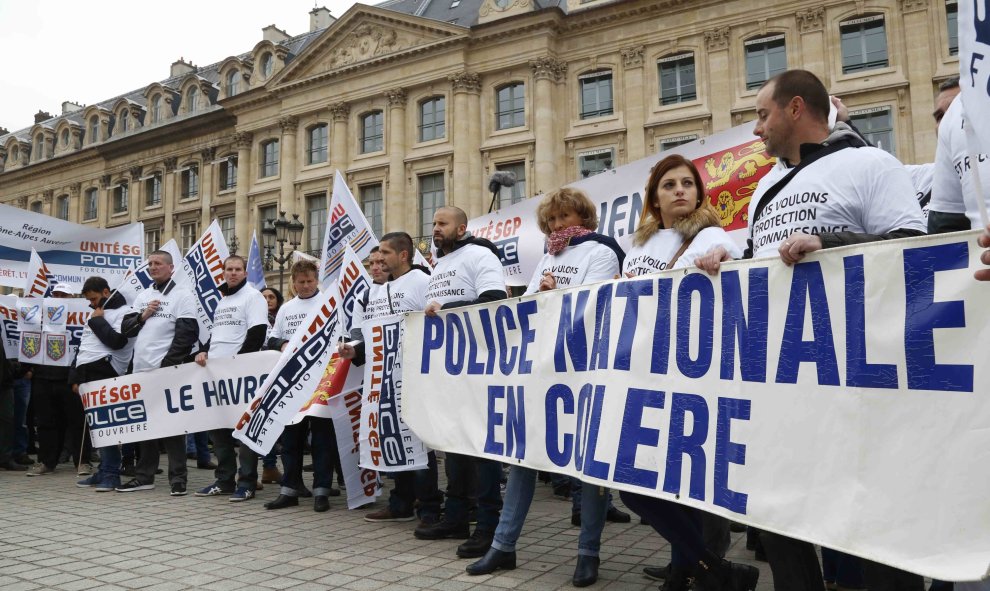 Policías franceses, con pancartas y banderas de su sindicato, protestan ante el Ministerio de Justicia en París por la falta de medios. REUTERS/Jacky Naegelen