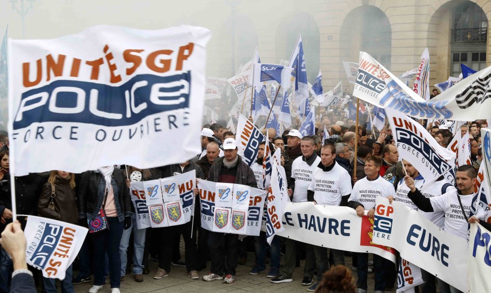 Agentes de la Policía francesa se manifiestan frente al Ministerio de Justicia, en París, en protesta por la falta de medios. REUTERS/Jacky Naegelen