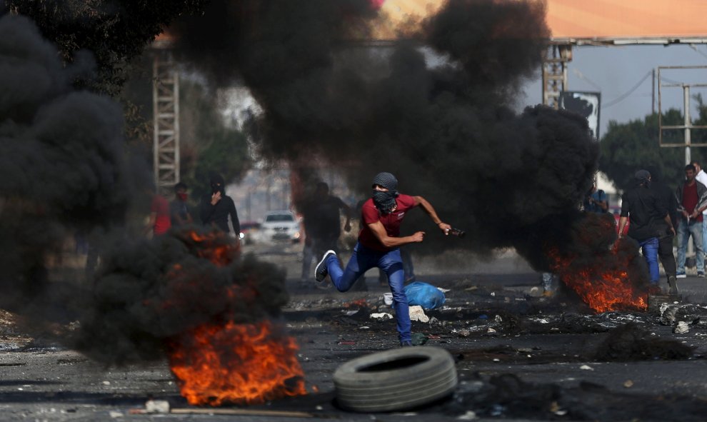 Manifestantes palestinos arrojan piedras a soldados israelíes cerca de Nablús. / AHMAD TALAT (REUTERS)