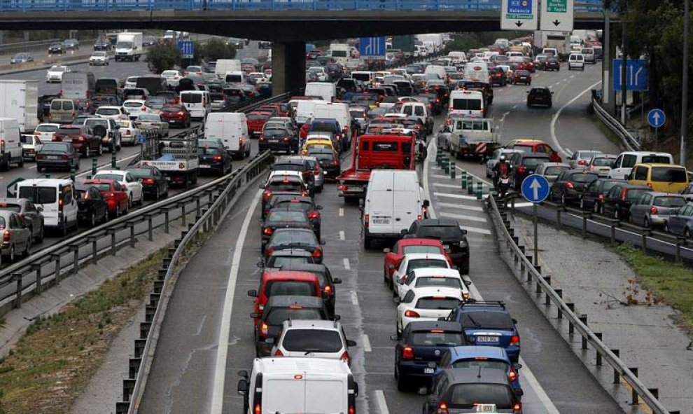 Varios accidentes leves y la lluvia han colapsado los accesos de Madrid. La capital sufre uno de los peores atascos de los últimos años. / JUAN CARLOS HIDALGO (EFE)