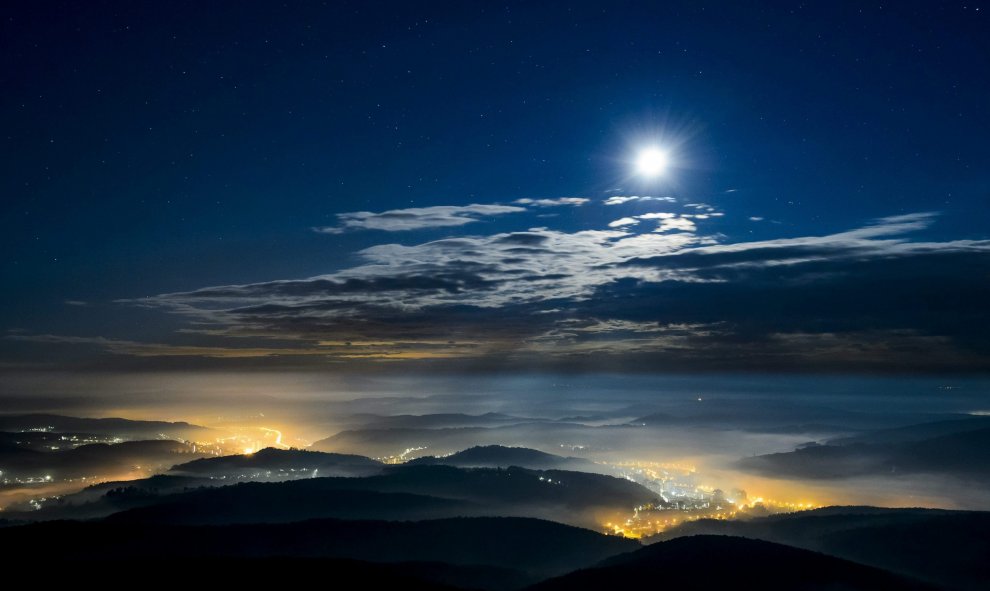 La luna brilla por encima del manto de nubes que se cierne sobre un paraje montañoso cercano a Salgotarjan, a unos 100 km al noreste de Budapest (Hungría). EFE/Peter Komka