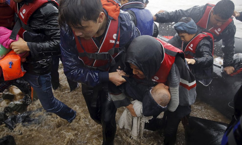 Inmigrantes afganos, tras desembarcar en la isla griega de Lesbos. REUTERS/Yannis Behrakis