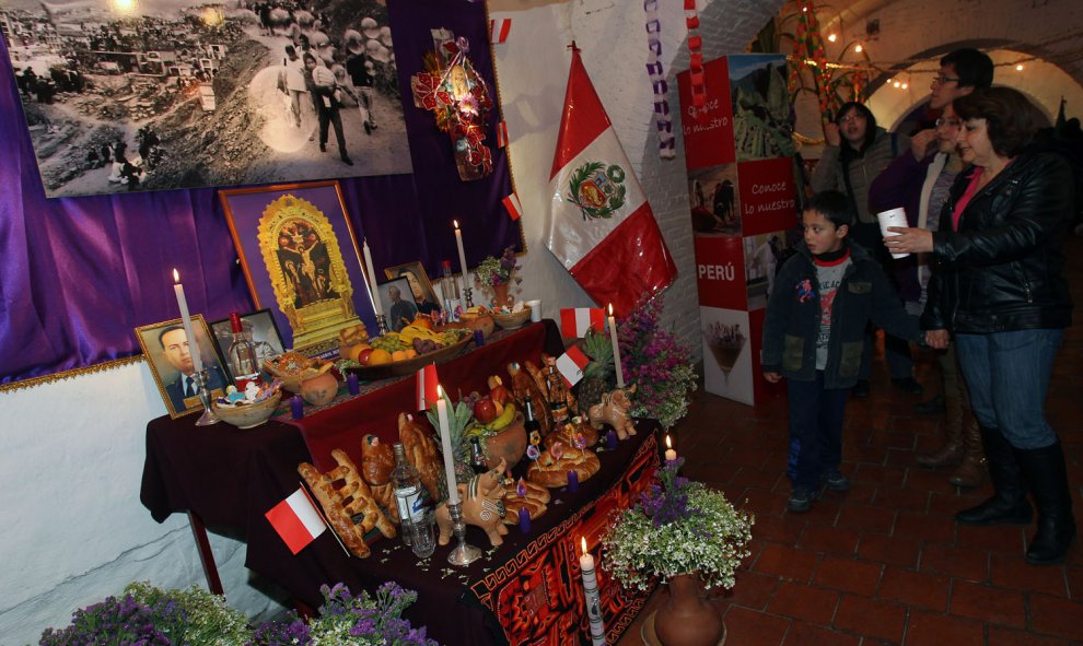 Un altar peruano del Día de los Difuntos que fue en Bolivia fue el viernes 30 de octubre de 2015, en La Paz (Bolivia). La Alcaldía de La Paz y las embajadas de México y Perú inauguraron una exposición de cómo se celebra el Día de los Difuntos en cada país