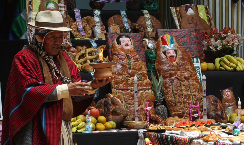 Un sacerdote aymara realiza un ritual en la celebración del Día de los Muertos, en la sede del ministerio de Relaciones Exteriores, en La Paz (Bolivia). EFE/Martín Alipaz