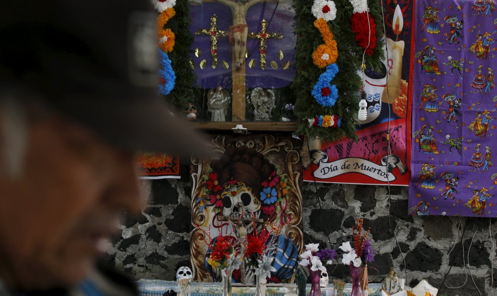 Un altar tradicional en el cementerio de Los Remedios en México para celebrar el día de los difuntos. México. REUTERS/Carlos Jasso