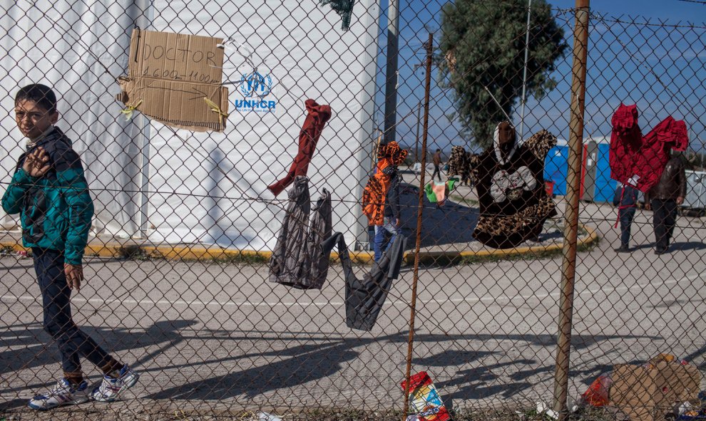 Un menor sirio, tras la valla del campo de refugiados de Kara Tepe, en Lesbos, Grecia.- SANTI DONAIRE/ NERVIO FOTO