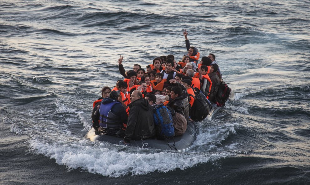 Un grupo de refugiados celebra que ha llegado a las costas de Lesbos, Grecia, a bordo de una balsa neumática.- JAVI JULIO / NERVIO FOTO