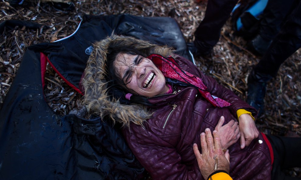 Una refugiada llora en la playa de la isla griega de Lesbos tras llegar desde Turquía a bordo de una patera.- JAVI JULIO / NERVIO FOTO