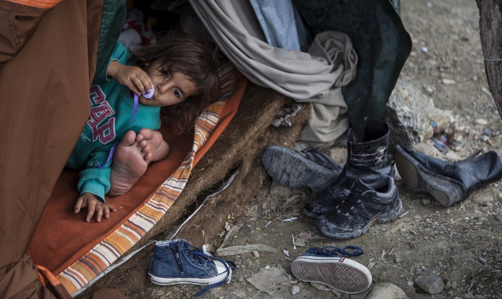 Una niña descansa en su tienda de campaña, en el campamento para refugiados sirios de Kara Tepe, en Lesbos, Grecia.- JAVI JULIO / NERVIO FOTO