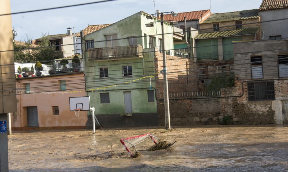 Un patio inundado en la población de Preixents, a escasos kilómetros de la residencia geriátrica 'Ribera del Sió' de Agramunt (Lleida) donde esta madrugada han fallecido cuatro ancianas sorprendidas por una riada que ha inundado sus habitaciones. La resid