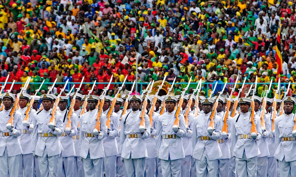 Militares en pie, durante la toma de posesión del nuevo presidente de Tanzania en Dar es Salaam.- DANIEL HAYDUK (AFP)