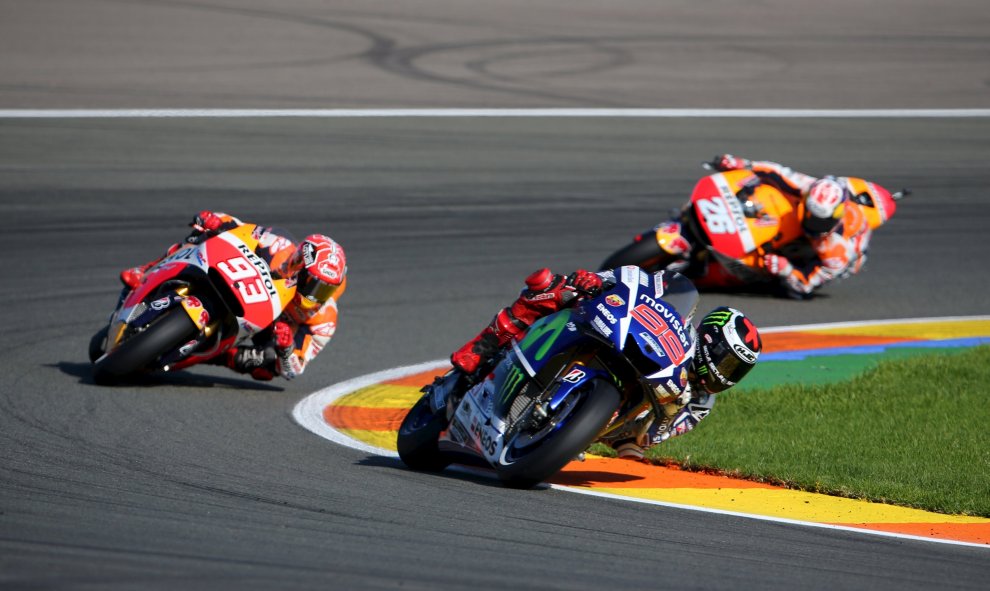 Jorge Lorenzo, sobre su Yamaha, toma una curva por delante de Marc Marquez y Dani Pedrosa (ambos con Honda), durante el Gran Premio de Valencia. REUTERS/Heino Kalis