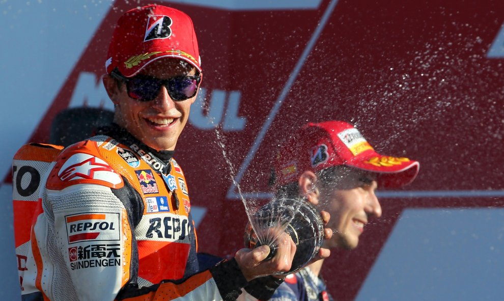 Marc Márquez (Honda) junto a Jorge Lorenzo (Yamaha), en el podio tras el Gran Premio de Valencia. REUTERS/Heino Kalis