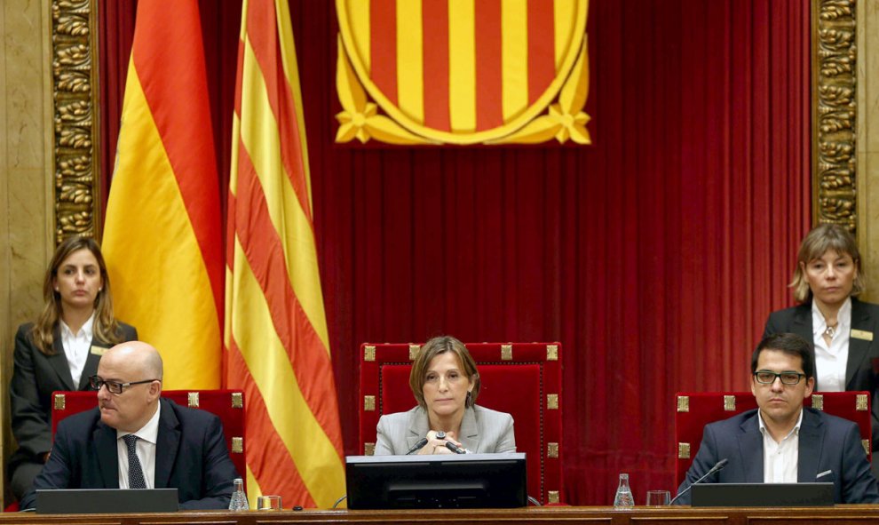 La presidenta del Parlament, Carmen Forcadell, junto a los vicepresidentes Lluis   Corominas (i) y José Maria Espejo-Saavedra (d). /EFE