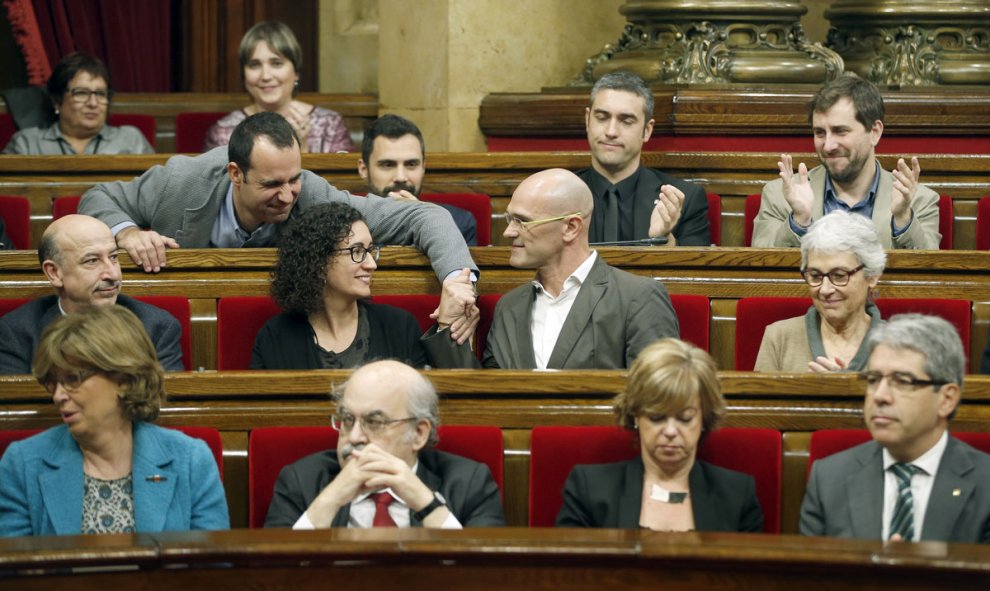 El diputado de Junts pel Si, Raül Romeva (c), felicitado por miembros de su grupo tras su intervención. /EFE