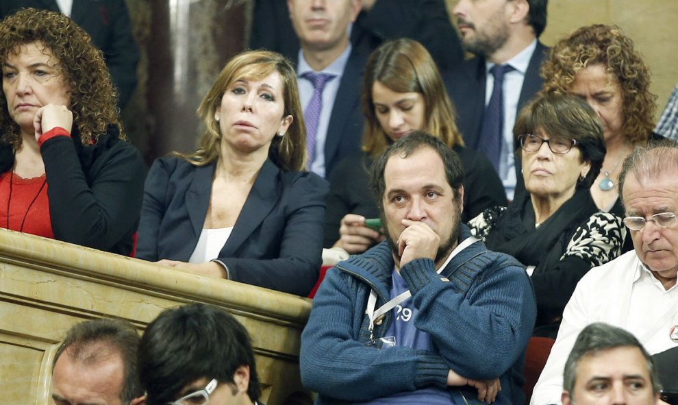 Los exdiputados David Fernández (2d), de la CUP, y Alicia Sánchez Camacho (2i), del PPC, en la tribuna de invitados del Parlament. /EFE