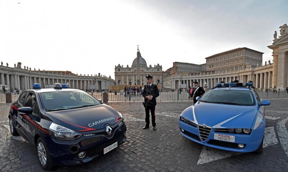 Agentes de policía montan guardia en la plaza de San Pedro, en la ciudad del Vaticano. La seguridad se ha incrementado en el Vaticano debido a los atentados terroristas perpetrados por el Estado Islámico (EI) el pasado viernes en París, que se cobraron la