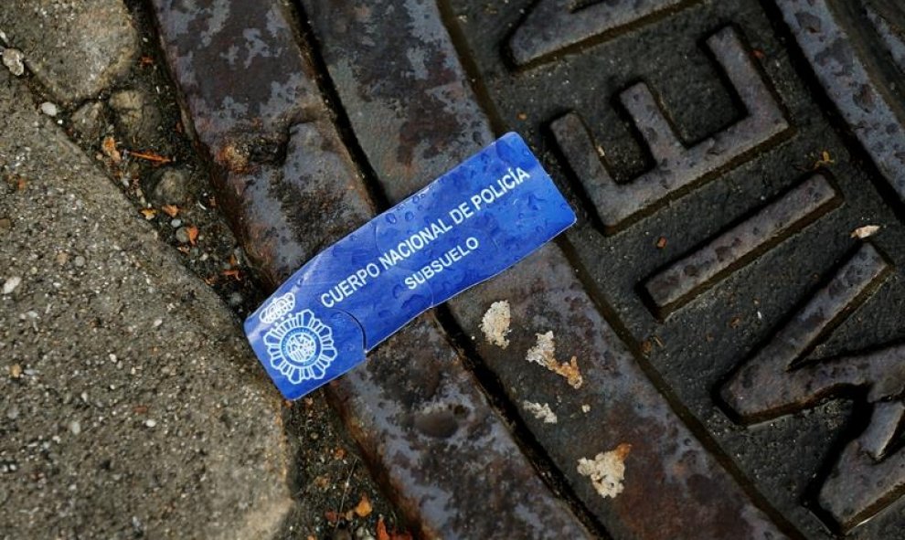 Detalle del sellado de las alcantarillas en los alrededores del Bernabéu. EFE/Chema Moya