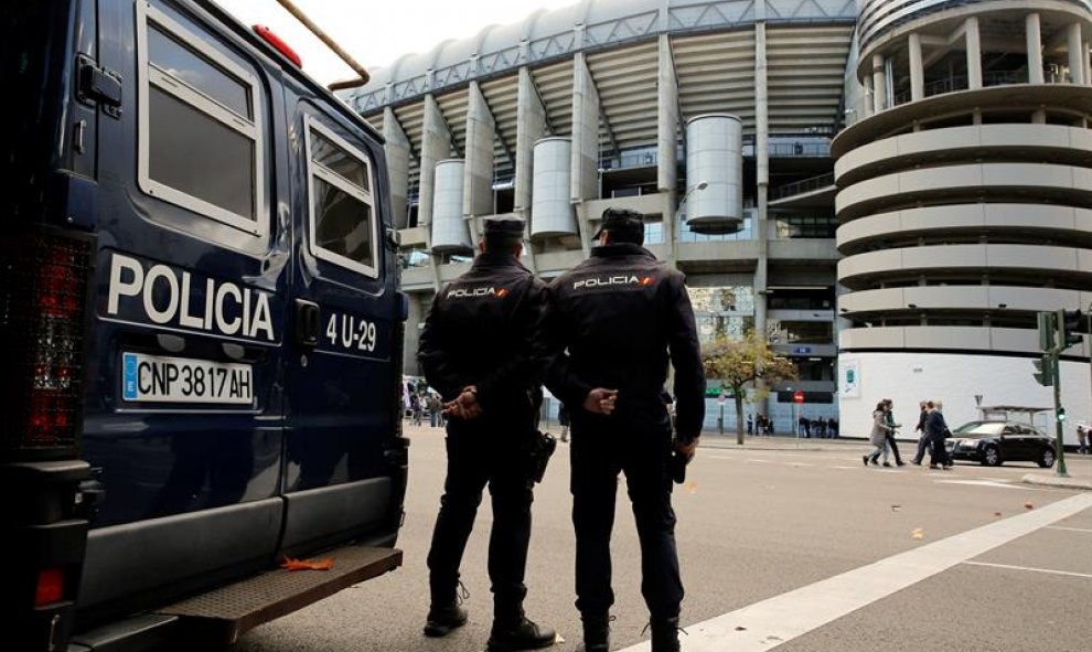 La Policía Nacional no pierde detalle de lo que sucede en el Santiago Bernabéu. EFE/Chema Moya.