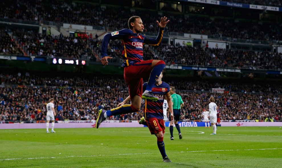 Neymar celebra el segundo gol del Barcelona en el Bernabéu.  Reuters / Juan Medina