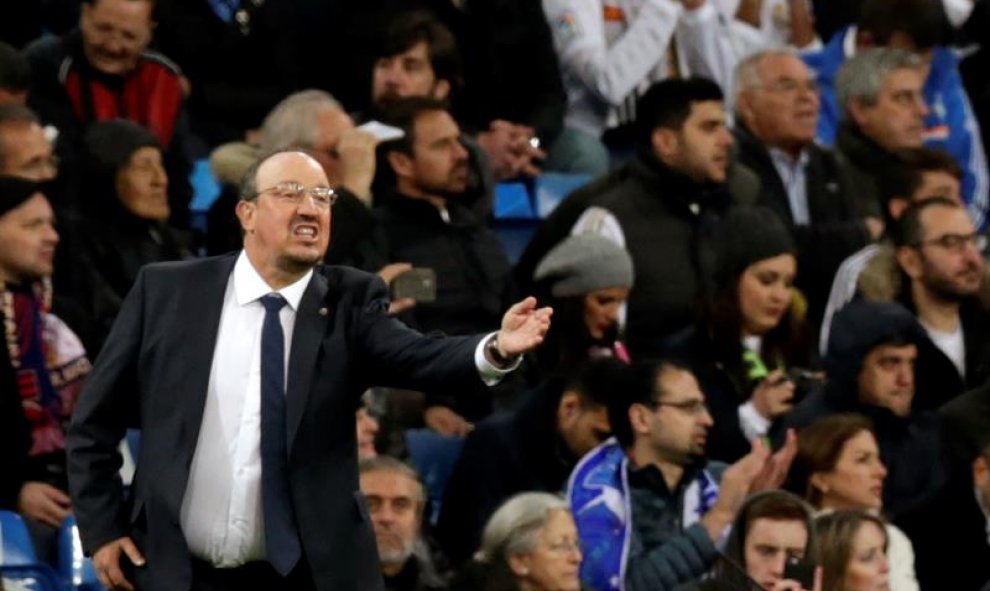 Rafa Benítez, en un momento del partido ante el Barcelona. EFE/Javier Lizón