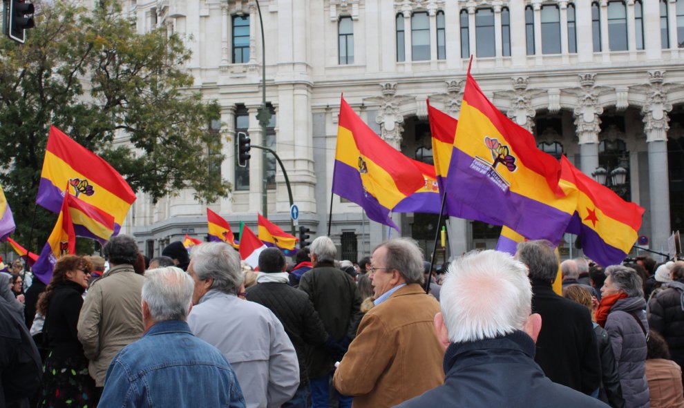 Varios manifestantes con banderas republicanas. / D. Narváez