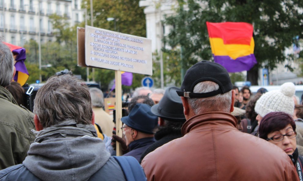 Una pancarta expone las peticiones de las víctimas franquistas al próximo gobierno. / D. Narváez