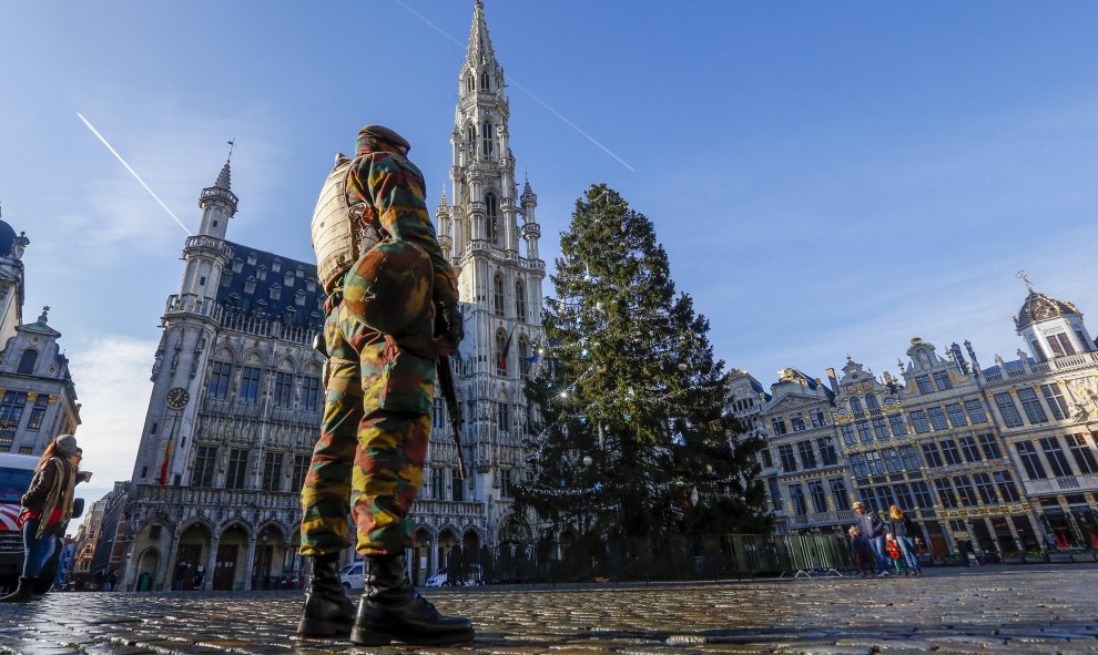 Un soldado belga patrulla en la Grand-Place de Bruselas durante el nivel elevado de seguridad tras los recientes ataques de Parí.  REUTERS/Yves Herman