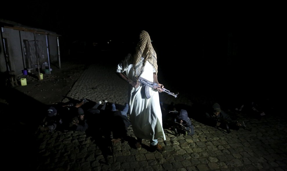 Un vigilante armado con un fusil en el centro de Bujumbura, Burundi. REUTERS/Goran Tomasevic