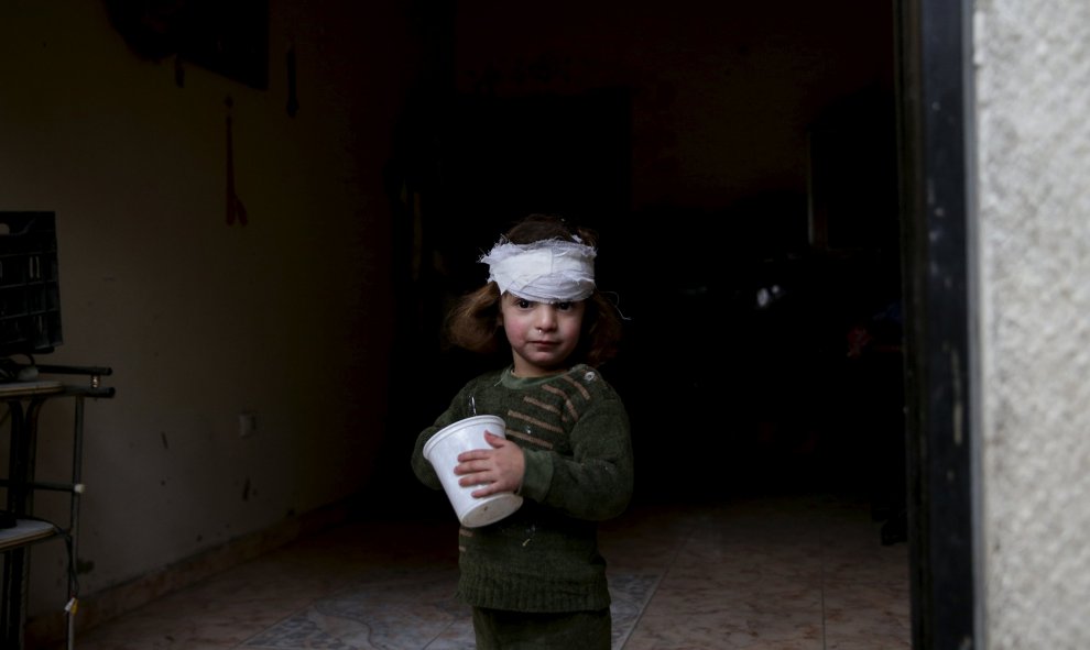 Una niña herida durante un bombardeo en Douma, Siria.  REUTERS/Bassam Khabieh