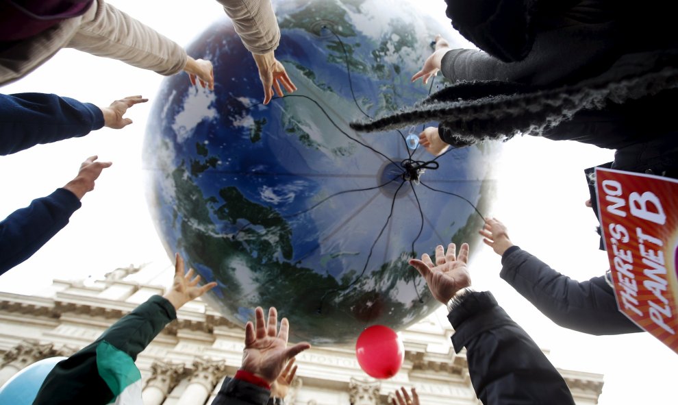 Manifestantes tiran un globo enorme con forma de mundo en la protesta de Roma, Italia, por el cambio climático. REUTERS/Alessandro Bianchi