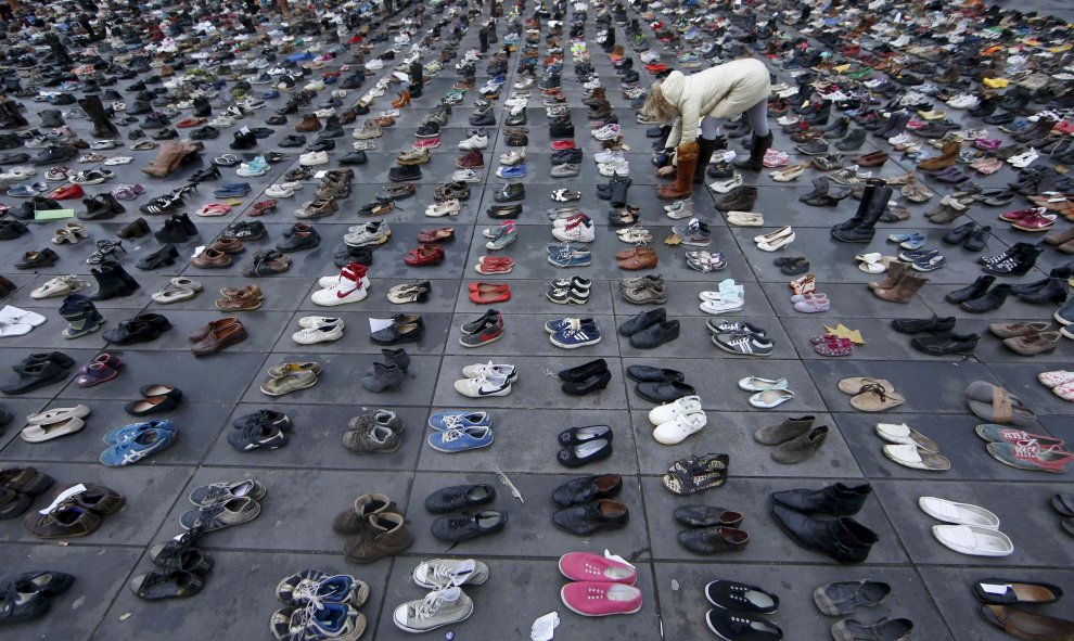 Se han colocado de manera simbólica pares de zapatos en la Plaza de la República en París, después de la cancelación de una marcha por el clima. REUTERS / Eric Gaillard