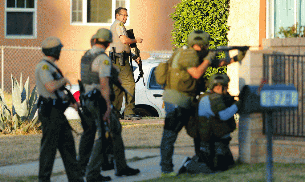 Los agentes de policía de San Bernardino, durante la persecución tras el tiroteo en un centro de discapacitados. REUTERS