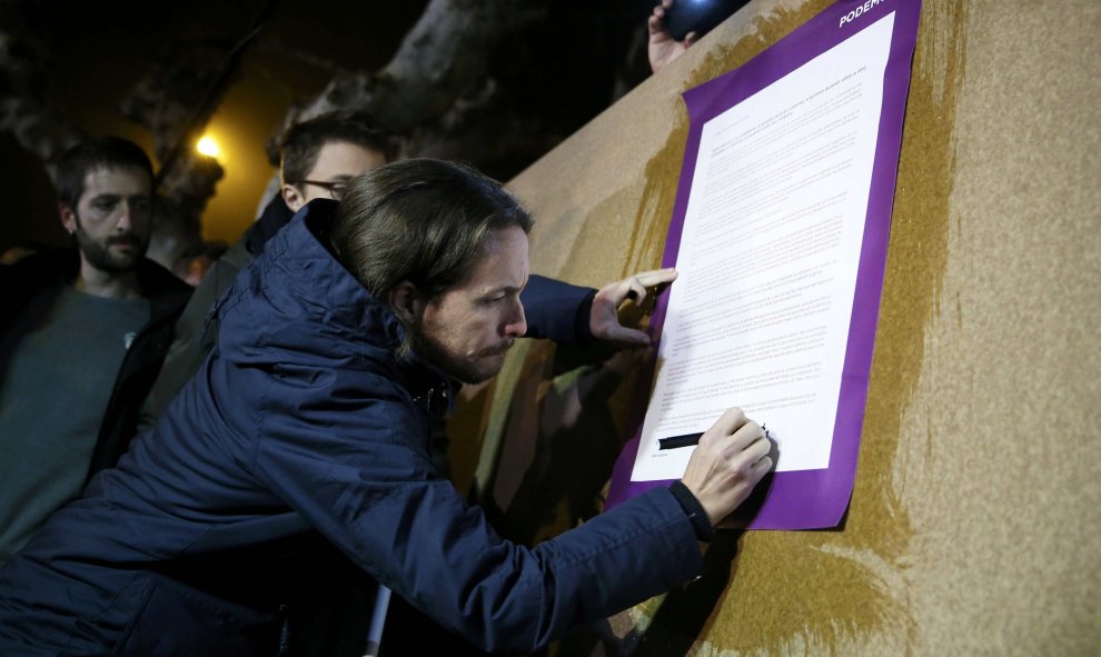 El candidato de Podemos, Pablo Iglesias, firma una 'carta abierta a la ciudadanía' en Villaralbo (Zamora). / EFE