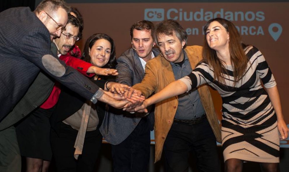 El candidato de Ciudadanos a la Presidencia del Gobierno, Albert Rivera durante su asistencia al acto de inicio de campaña, en el Teatre Trui de Palma de Mallorca. EFE/CATI CLADERA