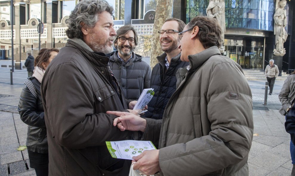 El dirigente de Equo y cabeza de lista de Podemos en Álava, Juantxo López de Uralde, que reparte propaganda electoral en Vitoria, ha coincidido con el ministro de Sanidad y cabeza de lista del PP por Álava, Alfonso Alonso. EFE/David Aguilar