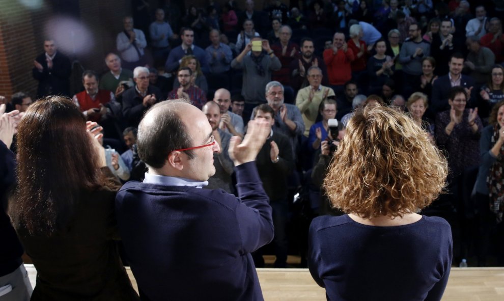 El primer secretario del PSC, Miquel Iceta, acompañado por la número 2 de la candidatura del partido socialista per Madrid, Meritxell Batet, y la secretaria general del PSOE-M, Sara Hernández, durante un acto de campaña electoral celebrado en el madrileño