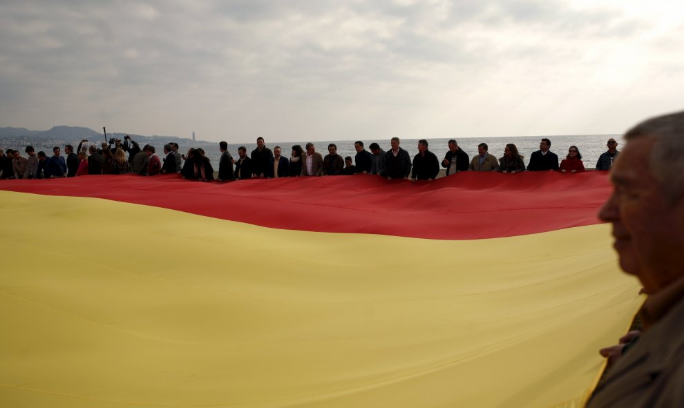 Seguidores del PP sostienen una bandera española gigante en la plaza de la  Malagueta, en Málaga. REUTERS/Jon Nazca