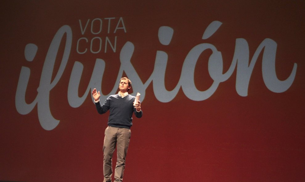 El presidente de Ciudadanos, Albert Rivera, durante su intervención en el mitin que ha ofrecido esta tarde en el Palacio de Congresos de Zaragoza. EFE/Javier Cebollada