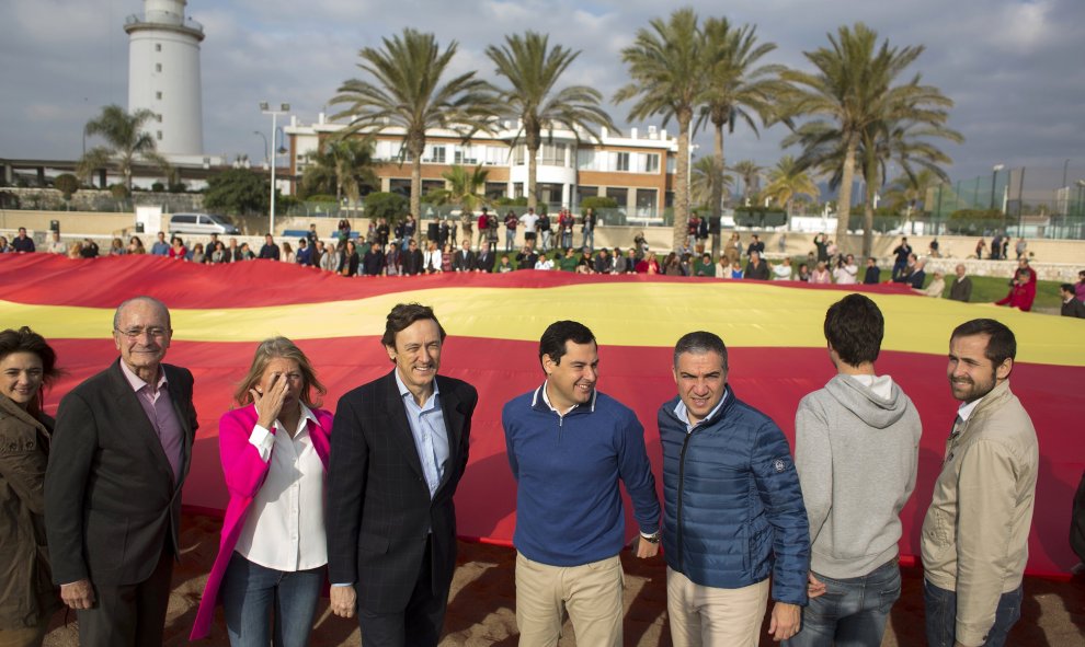 El portavoz del PP en el Congreso de los Diputados, Rafael Hernando, el presidente del PP andaluz, Juanma Moreno, el presidente del PP de Málaga, Elías Bendodo, y el alcalde de Málaga, Francisco de la Torre , participan en el acto de despliegue de la band