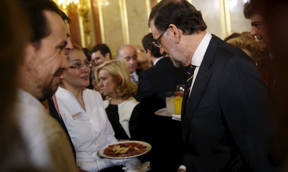 Elpresidente del Gobierno, Mariano Rajoy, junto al líder de Podemos, Pablo Iglesias, en la recepción del Congreso de los Diputados con motivo del aniversario de la Constitución. REUTERS/Susana Vera