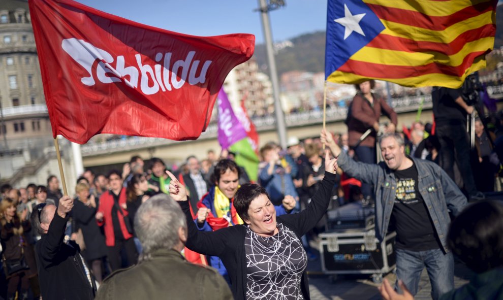 Onintza Enbeita, candidata de EH Bildu por Vizcaya, baile durante un mitin en Bilbao. REUTERS/Vincent West