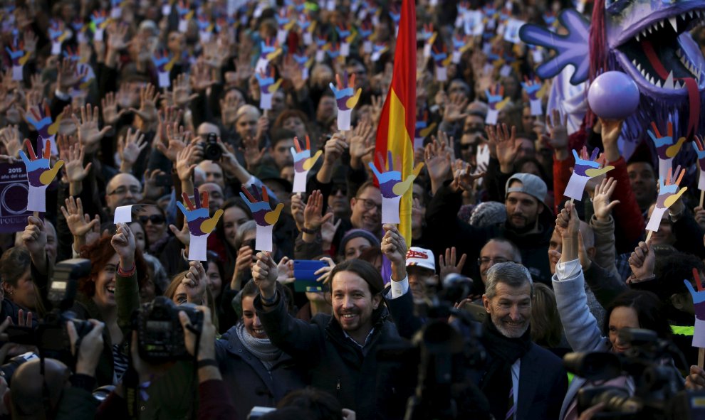 El líder de podemos, Pablo Iglesias, y otros candidatos del partido, en un encuentro con simpatizantes junto al Teatro Reina Sofía de Madrid. REUTERS/Susana Vera