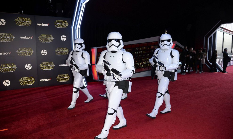 Hollywood Boulevard fue el escenario en el que se vivió el desfile de estrellas que acudieron a la gala en el TLC Chinese Theatre.- REUTERS.