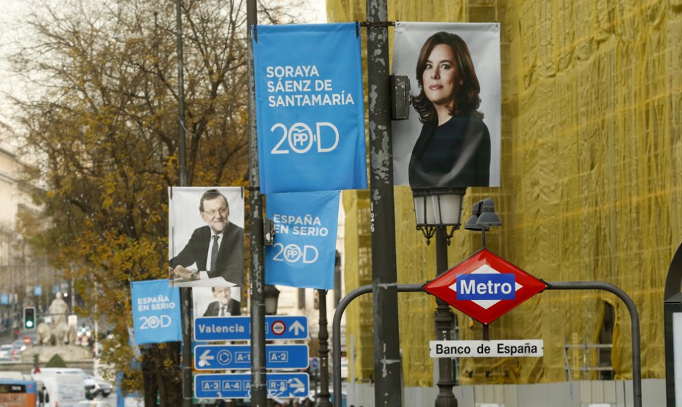 Carteles electorales del Partido Popular en la calle Alcalá de Madrid durante la campaña electoral para las elecciones generales del próximo 20-D. EFE/Kiko Huesca