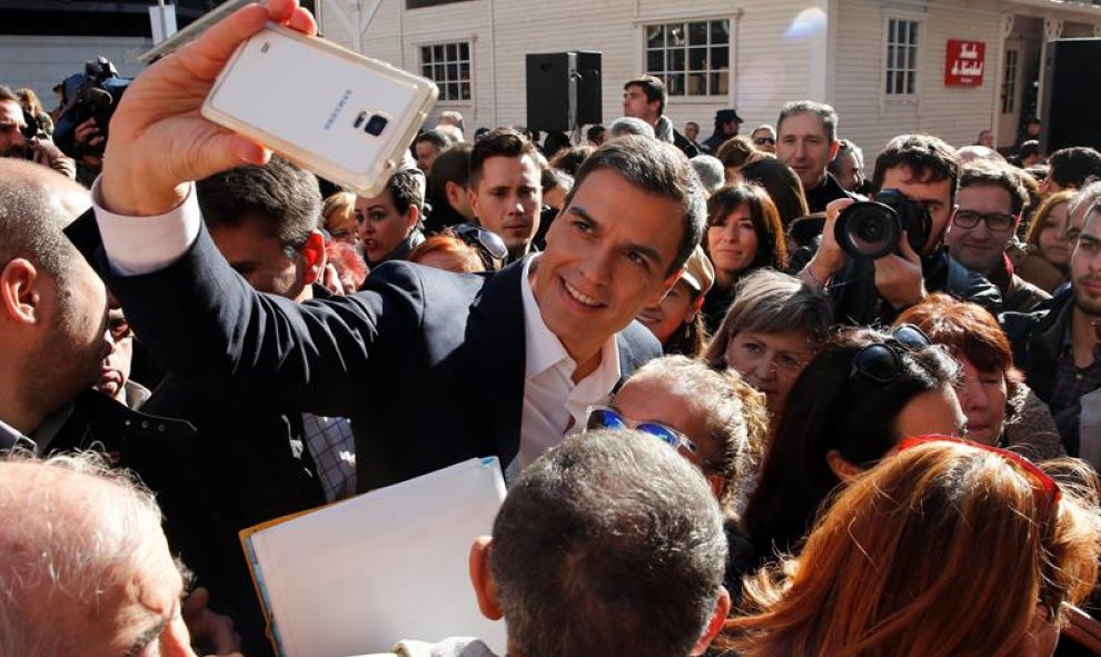 Pedro Sánchez se hace un selfi con simpatizantes durante su intervención en un acto de reparto de propaganda electoral en la Plaza de Callao de Madrid.- EFE