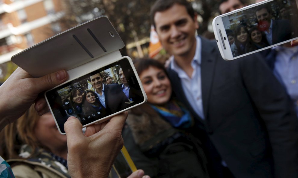 Albert Rivera se retrata con sus seguidores.-  REUTERS