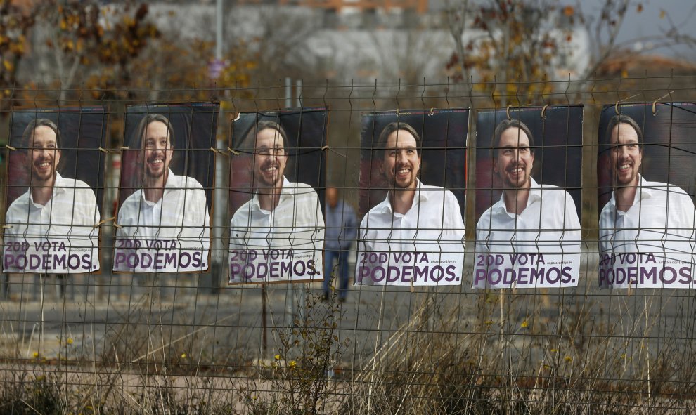 Carteles electorales de Podemos en la valla de un solar en Madrid. REUTERS/Sergio Perez