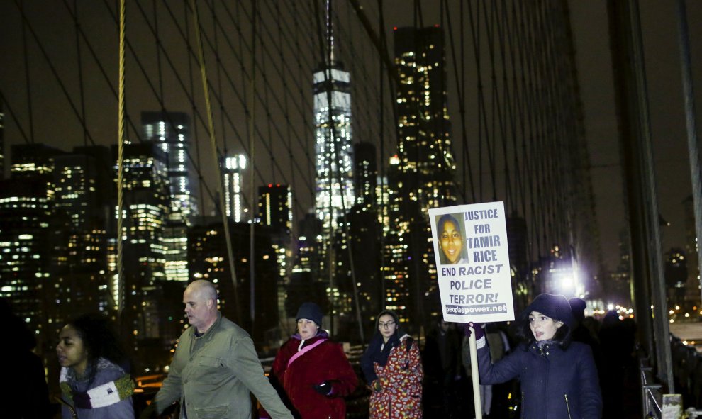 Varias personas cruzan el puente de Brooklyn en la protesta por la decisión del jurado de Ohio de no presentar cargos contra el policía que mató a Tamir Rice. REUTERS/Eduardo Munoz