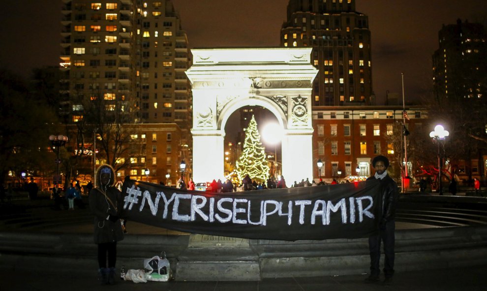 Dos manifestantes muestran una pancarta en Manhattan, tras la decisión del gran jurado de Ohio. REUTERS/Eduardo Munoz.